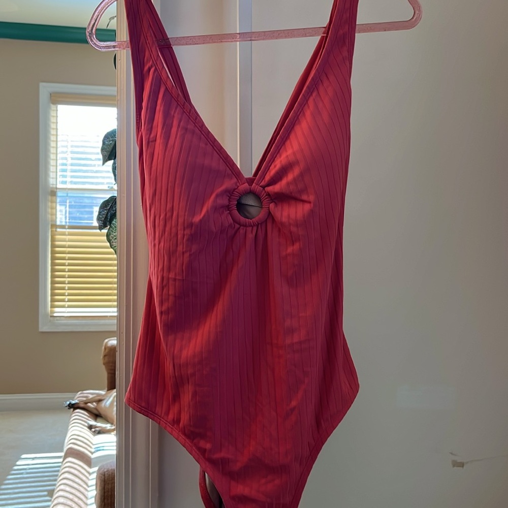 KONA SOL ONE PIECE MEDIUM SEAT COVERAGE RIBBED SWIM SUIT. NWT. SIZE LARGE.